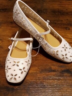 NWT Sz 8 Wild Fable White Floral Cut Semi Sheer Gorgeous flats
